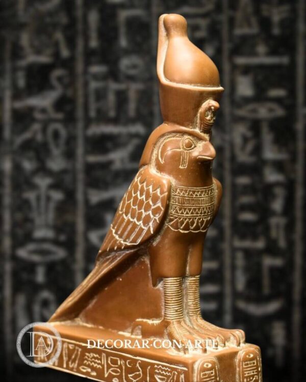 figura de Horus con corona