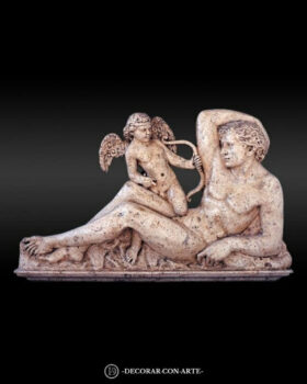 Hombre con cupido. Bajorrelieve. 85 x 42 cm.