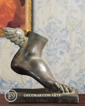 Pie alado patinado en bronce Sculpture of a winged foot patinated in bronze