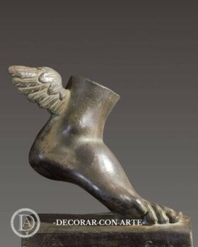 Pie alado patinado en bronce Sculpture of a winged foot patinated in bronze