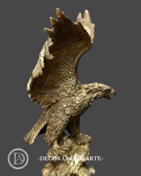 Adler patiniert in Bronzeimitation. 36x39x21cm