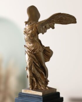 Statue. Victoire de Samothrace. Doré. 37cm