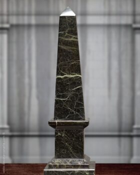 Obelisk aus schwarzem Onyx. H: 40 cm