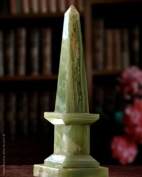 Obelisk aus grünem Onyx. Höhe: 30cm