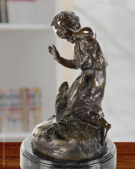 Figure of bronze. Kneeling girl. 22 x 18 x 28 cm.