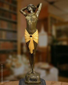 Frau im Art Nouveau. Bronze. 42 cm.