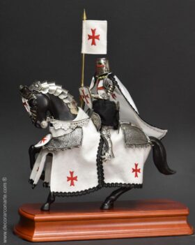 Figure de chevalier templier à cheval. Hauteur 35cm