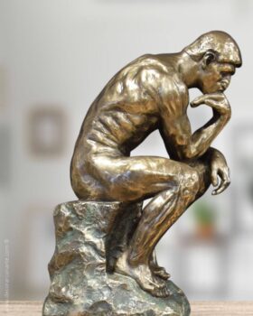 Figura del Pensador de Rodin. 48 x 30 x 20 cm.