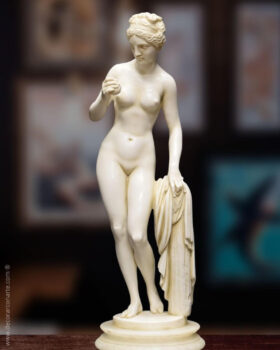 Figure de Vénus avec pomme. 40cm