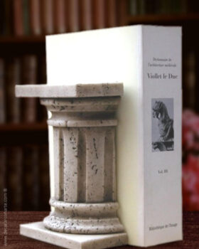 Column bookends. 16, 5 x 12 cm.