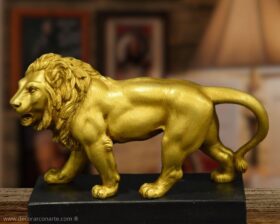 Golden lion figure. 26x14cm