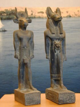 Pareja de dioses egipcios. Hathor y Anubis. 30 cm.