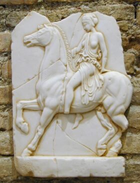 Relieve griego de Amazona  37 x 28 cm.