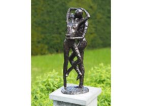 Figura en bronce. Pareja. 55 x 15 x 18 cm.