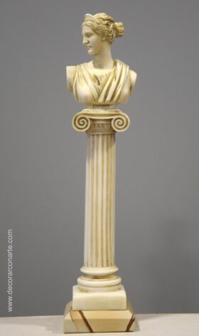 Figura de Artemisa en columna. Altura: 35cm