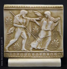 Bajorrelieve de Zeus y Demeter en base. 16 x 15cm.