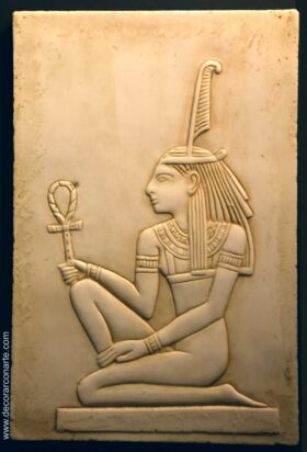 Bajorrelieve Diosa Maat (Justicia). 36 x 29 x 2 cm.