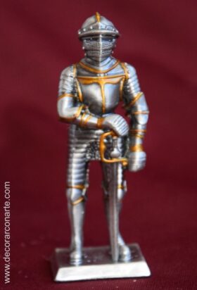 Caballero medieval apoyado en la espada. 10,5cm