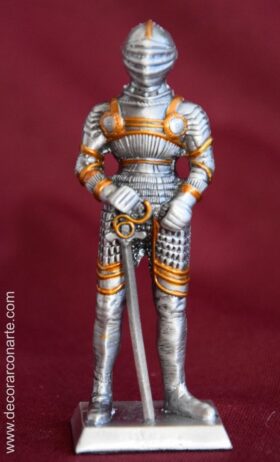 Caballero medieval y su espada. 10,5cm