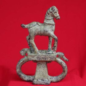 Pasarriendas en bronce. Caballito. 14 x 5 x 18 cm