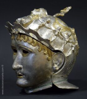 Casco romano en bronce con máscara. Alto: 41 cm.