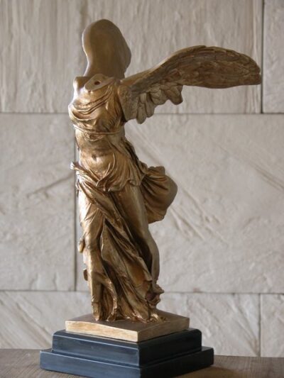 Statue. Victoire de Samothrace. Doré. 37cm