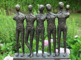 Figura de bronce. 5 personas. 50 x 12 x 49 cm.