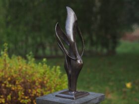 Figura de bronce. Armonía. 45 x 13 x 15 cm.