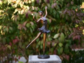 Figura de bronce. Bailarina. 51 x 12 x 28 cm.