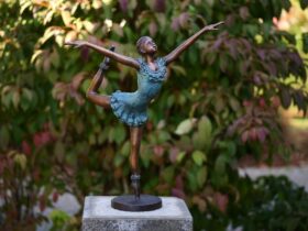 Figura de bronce. Bailarina. 54 x 15 x 43 cm.