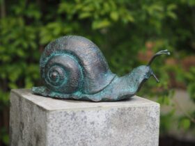 Figura de bronce. Caracol. 17x14x36 cm