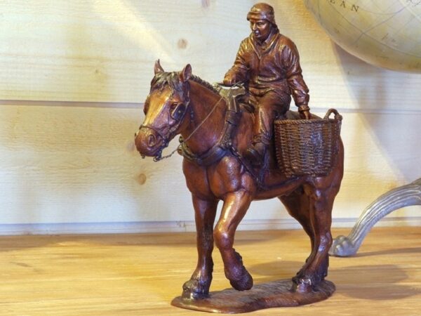 Figura in bronzo. Uomo a cavallo. 28 x 18 x 32 cm.