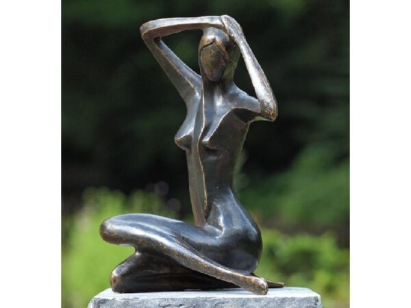 Bronze figure. Woman. 39 x 29 x 24 cm.