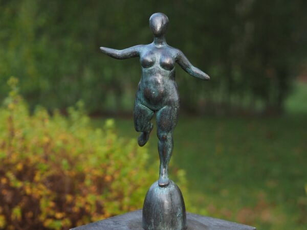 Bronze figure. Woman. 41 x 14 x 20 cm.