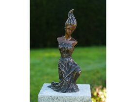 Figura de bronce. Mujer. 40 x 18 x 15 cm.