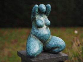 Figura de bronce. Mujer. 32 x 17 x 36 cm.