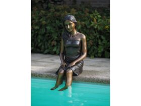 Figura de bronce. Mujer. 95 x 30 x 43 cm.