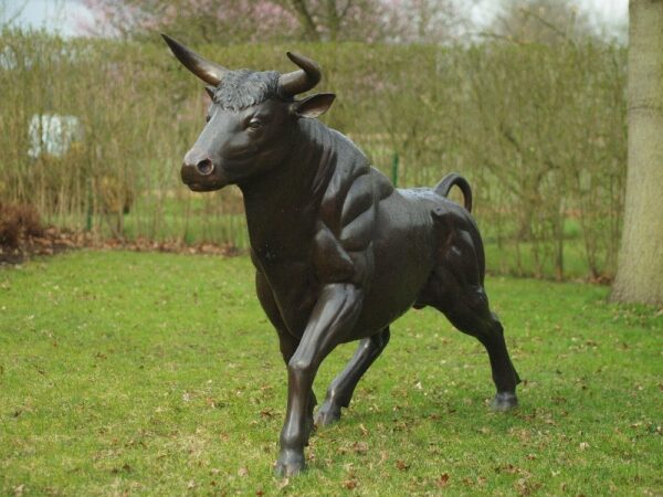 Figur aus Bronze. Kalb. 150x54x200 cm