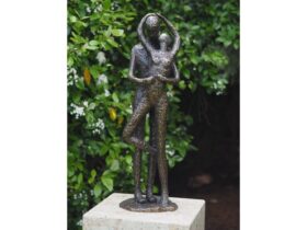 Figura de bronce. Pareja. 77 x 23 x 22 cm.