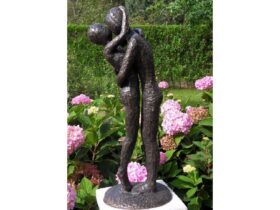 Figura de bronce. Pareja. 48 x 19 x 20 cm.