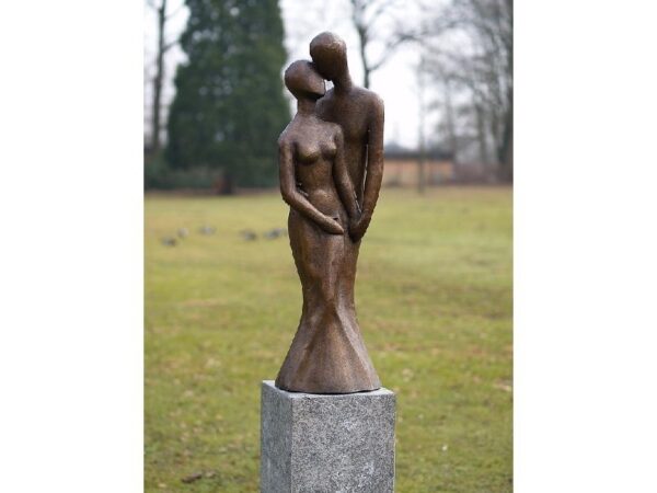 Bronze figure. A Couple. 95 x 30 x 30 cm.