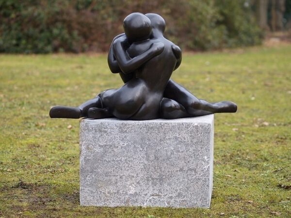 Bronze figure. A Couple. 50 x 40 x 95 cm.