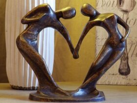 Figura de bronce. Pareja baile. 24 x 30 x 14 cm.