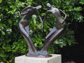 Figura de bronce. Pareja baile. 61 x 29 x 59 cm.