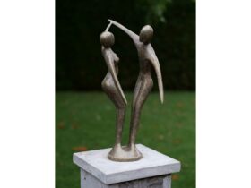 Figura de bronce. Pareja danza. 42 x 18 x 24 cm.