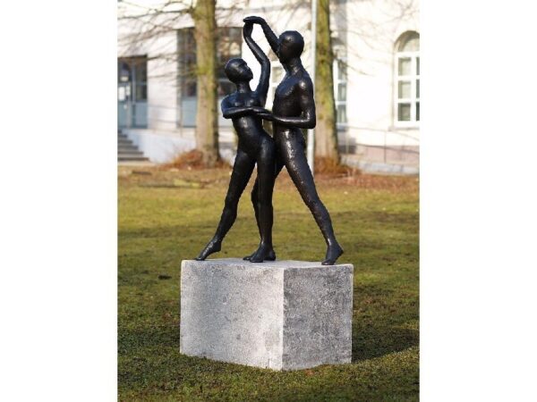 Figure de bronze. Deux danseurs. 147 x 40 x 60 cm.