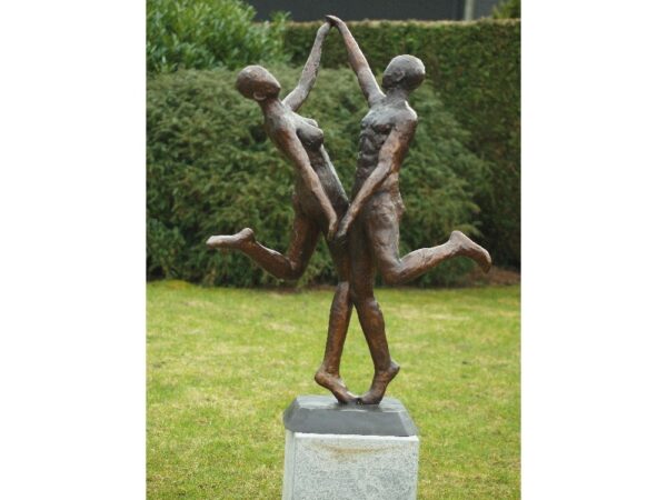 Figure de bronze. Couple de danseurs. 135 x 65 x 95 cm.