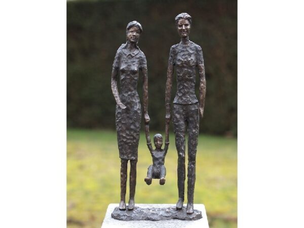 Bronze figure. Couple and son. 49 x 11 x 22 cm.