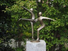 Figura de bronce. Pareja danza. 57 x 55 x 37 cm.