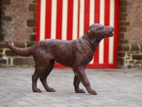 Figura de bronce. Perro. 70x30x115 cm